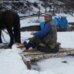 RADISLAV IZ GORAŽDA SNIJEG ČISTI UZ POMOĆ DRVENE “VOZE”, PUTALJA I DORATA