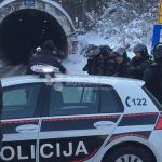 HAOS NA IVANU: HTIO PROĆI NA SILU, PA BORCI OBORILI STABLO NA CESTU (VIDEO)