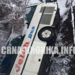 (FOTO) Autobus sletio u provaliju, vozač se spasio iskočivši iz vozila!