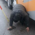 Skrivajući se ispod autobusa pokušali ilegalno preći granicu (FOTO)