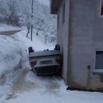 Auto na krovu! Zbog saobraćajne nesreće, teže povrijeđena jedna osoba!