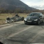 (FOTO) Prevrnula se dva automobila, jedan vozač povrijeđen