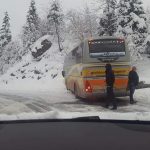 (FOTO) Autobus Globtoura se zabio u brdo