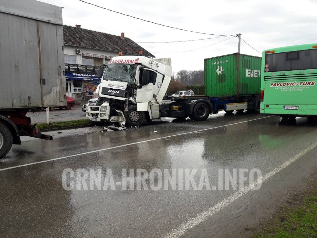 (FOTO) Udes kamiona, od udesa izvaljena kabina!