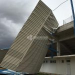 (FOTO) Snažan vjetar u potpunosti uništio krov na stadionu!