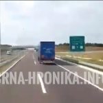 (VIDEO) Pogledajte ludu vožnju dva kamiona po autoputu!