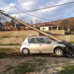 (FOTO) Peugeotom iščupao betonski stup, dvije osobe ozlijeđene!