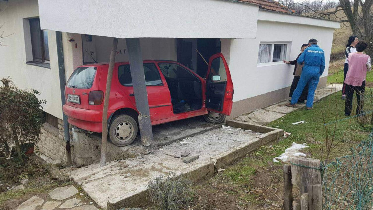 Saobraćajka kod Gračanice: Polom uletjela u kuću