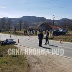 (FOTO) Smrskan motor! Vozaču se ukazuje pomoć!