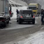 (FOTO) Saobraćajni udes Mercedesa i kamiona, otežan saobraćaj