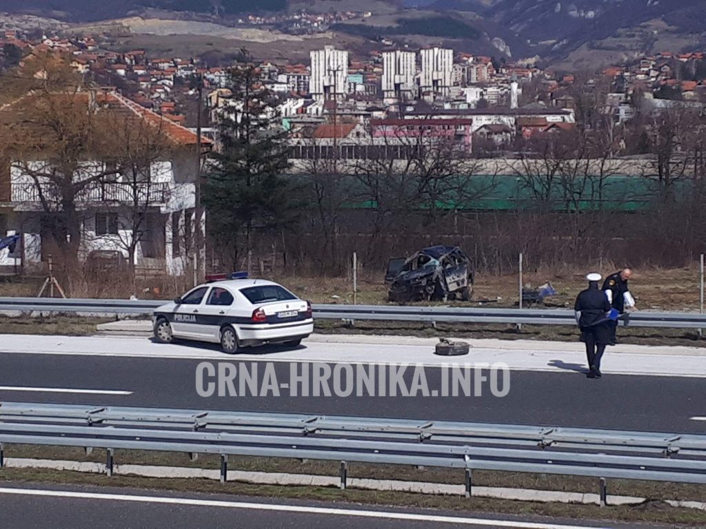 (FOTO i VIDEO) Izletio sa autoputa! Od automobila nema ništa.