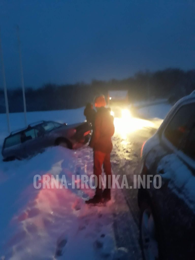 (FOTO) Automobil u jarku! Vozača izvlačili iz automobila!