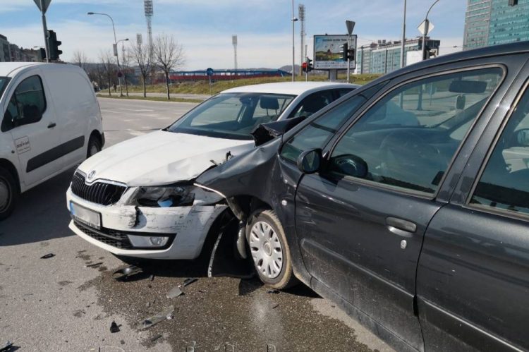 (FOTO) Saobraćajka vozača Škode i Citroena!