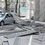 (FOTO/VIDEO) Snažni udari vjetra napravili veliku štetu: Srušila se skela pored zgrade Predsjedništva BiH, uništeni automobili