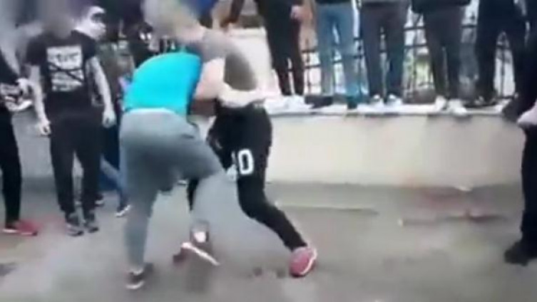 (VIDEO) Brutalna tuča srednjoškolaca: Dvojica se tukla, ostali gledali, a onda se situacija još zakomplikovala