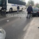 (FOTO) Stravičan udes autobusa i auzomobila! Povrijeđena jedna osoba!