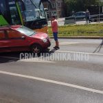 (FOTO) Udes autobusa i putničkog automobila!