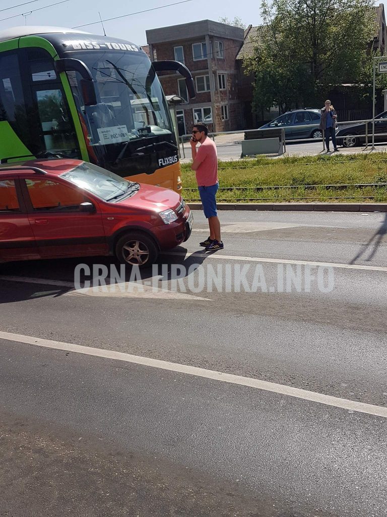 (FOTO) Udes autobusa i putničkog automobila!