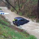 Automobil zbog klizavog kolovoza završio u koritu rijeke Kočeve!