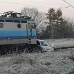 (FOTO) VLAK UDARIO AUTO: VOZAČ LOŠE PROCIJENIO I ZAVRŠIO U BOLNICI