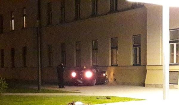 (FOTO) BJEŽAO OD POLICIJE, POKOSIO DRVO TE SE ZABIO U STUDENTSKI DOM!