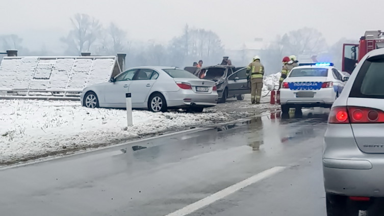 PEUGEOT SE ZAPALIO U VOŽNJI, U NJEMU SE NALAZILO I DIJETE