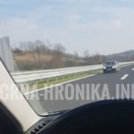 (FOTO) OPREZ: VOZAČ UPRAVLJA AUTOMOBILOM U SUPROTNOM SMJERU