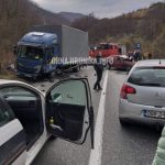 (FOTO) POVRIJEĐENI U SUDARU U ŽIVOTNOJ OPASNOSTI