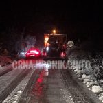 (FOTO) KAMION ZA ČIŠĆENJE SNIJEGA SE ZAGLAVIO! OPREZ