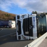 (FOTO) BURA RUŠI SVE PRED SOBOM! PREVRĆU SE I TEGLJAČI, VOZAČI OPREZ!