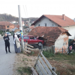 GOLF UDARIO U POMOĆNI OBJEKAT PORED PUTA, VOZAČ POVRIJEĐEN