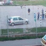 AUTOMOBIL PARKIRAO NA DJEČIJE IGRALIŠTE