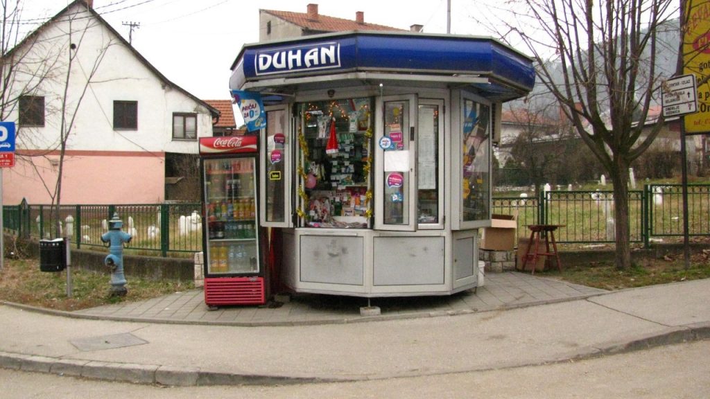 MALOLJETNICI UKRALI IZ KIOSKA NOVAC I CIGARETE