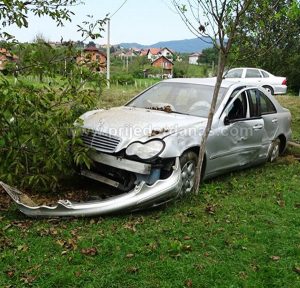 VOZAČ TEŽE A SUVOZAČ LAKŠE POVRIJEĐEN U SAOBRAĆAJNOJ NEZGODI