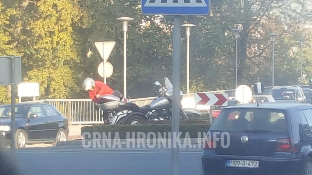 (FOTO) POGLEDAJTE KAKO MOTOCIKLISTA VOZI U KRUŽNOM TOKU