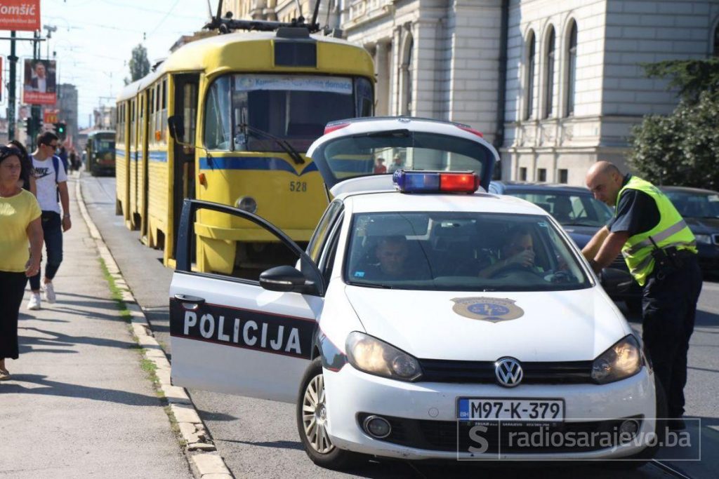 HAPŠENJE DŽEPAROŠA: UKRAO ŽENI MOBITEL, ODVELI GA U POLICIJU PA NAŠLI JOŠ JEDAN U GAĆAMA?!