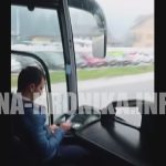 (VIDEO) OSJEĆAM SE NESIGURNO: VOZI AUTOBUS PUN PUTNIKA I TIPKA NA MOBITEL!