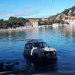 (FOTO) Zaboravio je povući kočnicu, otišao je na kavu, auto u more