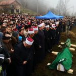 (FOTO) HILJADE LJUDI KLANJALO DŽENAZU STRADALOJ AZRI I NJENOJ KĆERKI