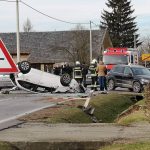 (FOTO) U strašnoj prometnoj nesreći automobil završio na krovu nasred ceste