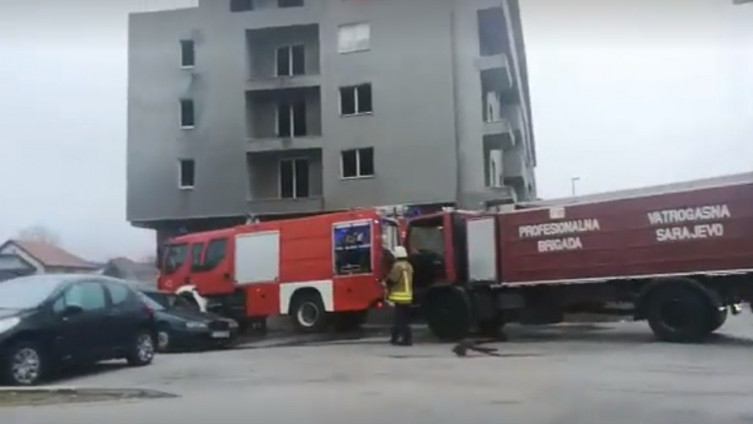 (VIDEO) Migranti zapalili vatru, oštećena dva automobila