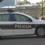 Pijan automobilom udario policajca i nasrnuo na bračni par