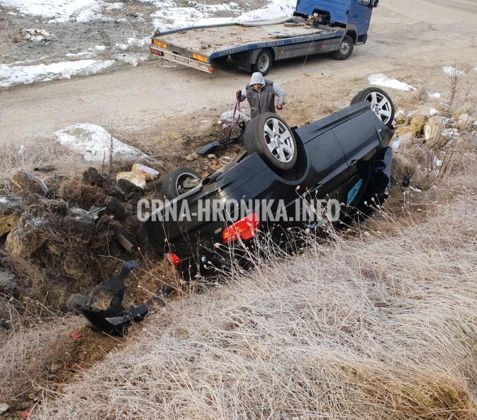 (FOTO) Direktan udes dva automobila: od siline udarca završio na krovu