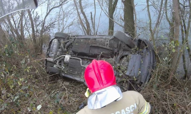 (FOTO) POVRIJEĐENA VOZAČICA: DRVEĆE ZAUSTAVILO AUTOMOBIL DA NE SLETI U RIJEKU