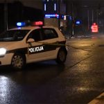 Vozilom policajcu prešao preko noge