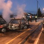 (FOTO) Zapalio se automobil u vožnji, vozač u zadnji čas spasio život svojoj bolesnoj majci