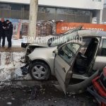 (FOTO) Automobilom udario u drvo