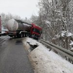 (FOTO) NESREĆA: Sa ceste sletjela cisterna