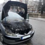 (FOTO) U vožnji se zapalio Peugeot 307