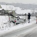 Automobil završio na krovu, kamion se popriječio u Dragaljevcu